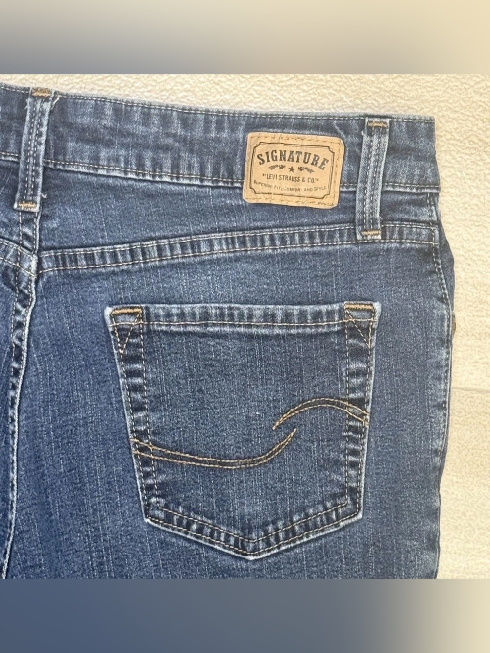 LEVIS Signature At Waist Bootcut Blue Jeans
Misses Size 12 Short (30x28.5) - Picture 6 of 9